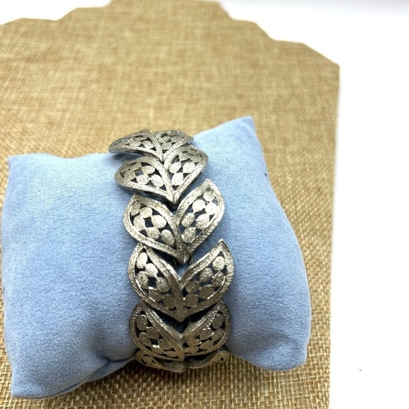 Silver Articulated Leaf Pattern Bracelet Signed Judy Lee fold over clasp closure - Picture 2 of 12